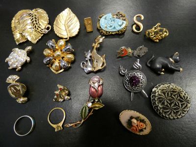de nombreux types de bijoux posés sur une table noire