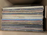 une boîte en carton ouverte remplie d'une multitude de CD et de CD