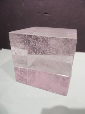 un morceau de marbre rose posé sur une table blanche