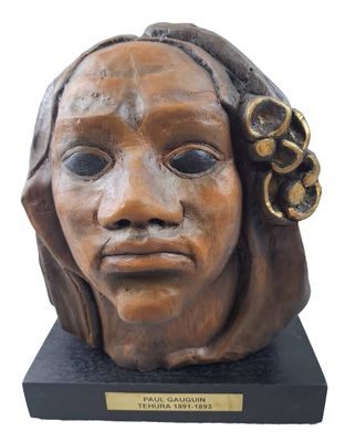 sculpture représentant la tête d'une femme avec une fleur dans les cheveux