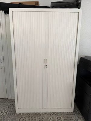 une armoire blanche dans un coin de la pièce