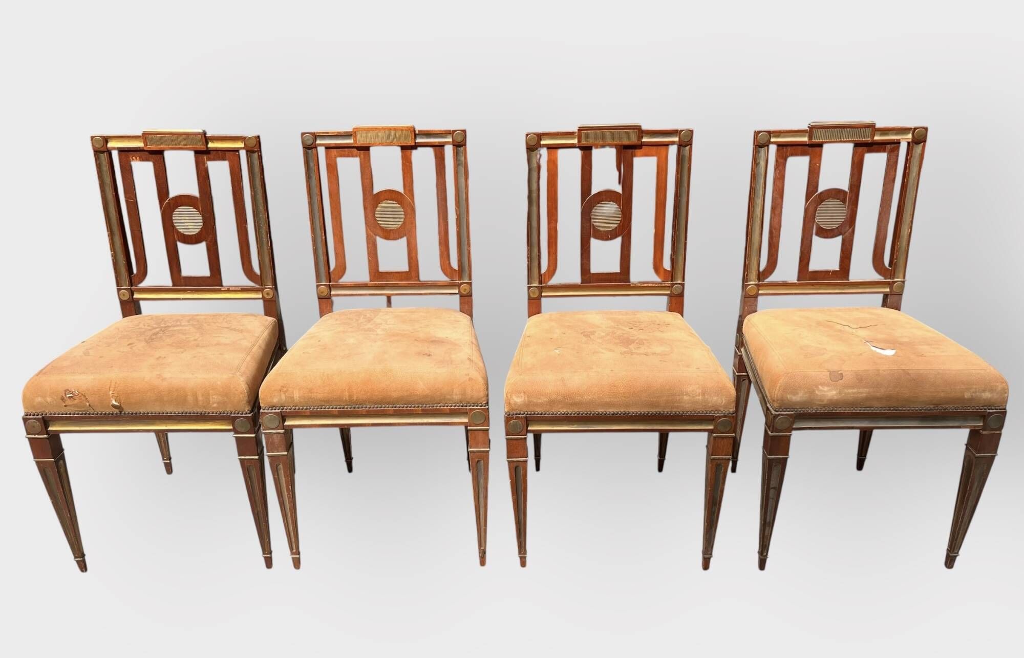 Suite de 4 chaises néoclassiques en bois et placage d'acajou, orné de larges cannelures et de bretté en laiton Russie...