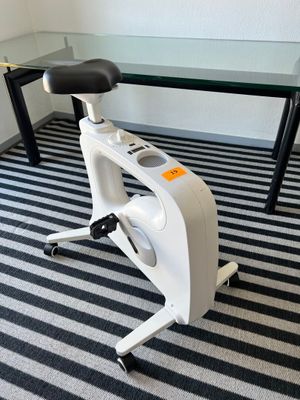 une photo d'un vélo d'appartement dans un coin d'une pièce
