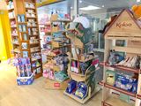 un magasin avec beaucoup d'articles sur les étagères