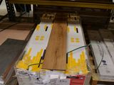 une palette en bois posée sur une autre palette dans un entrepôt