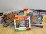 plusieurs types de cartes pokemon sur la table