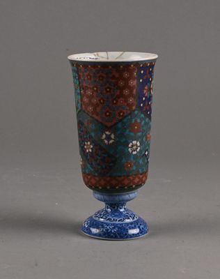 JAPON Gobelet cloisonné en porcelaine décoré de motifs végét…