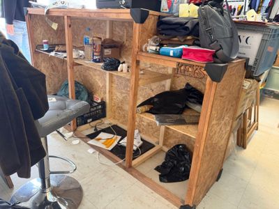 Un comptoir d'accueil en OSB formant casiers de rangement au…