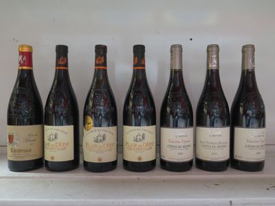 six bouteilles de vin sont alignées sur une étagère