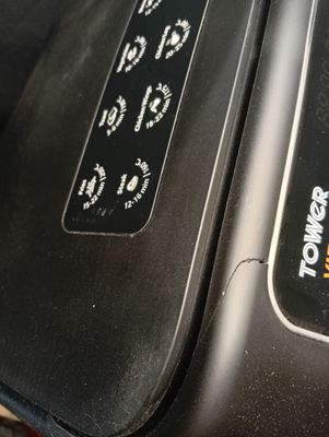 un gros plan d'un grille-pain sur lequel est collé un autocollant