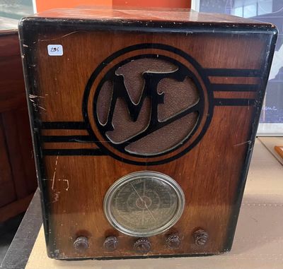 une vieille radio posée sur une table dans une pièce