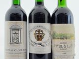 trois bouteilles de vin sont alignées sur une surface blanche