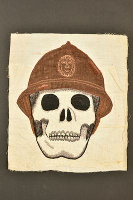 un dessin représentant un crâne coiffé d'un casque, sur une feuille de papier