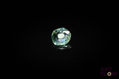 une image représentant un diamant vert sur fond noir
