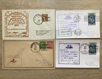 quatre enveloppes affranchies posées sur une table en bois
