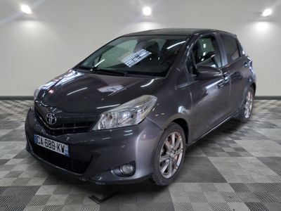 une photo d'une Toyota Yaris grise garée dans un showroom