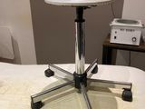 un tabouret blanc posé sur un lit blanc