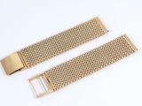 un bracelet de montre en or avec un fermoir en métal