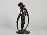 une statue en bronze représentant une femme tenant un cerceau dans ses mains