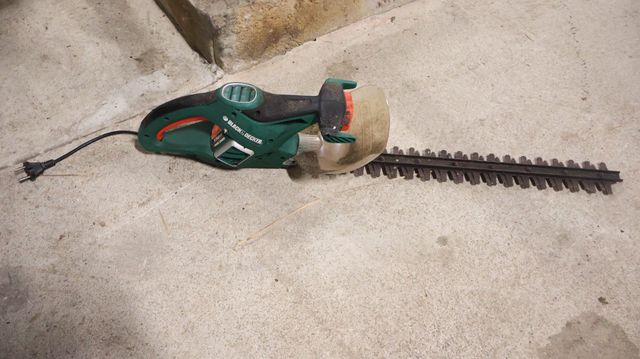 BLACK et DECKER : taille haie électrique