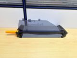 un ordinateur portable posé sur un bureau près d'une fenêtre