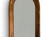 une image représentant un miroir en bois accroché au mur