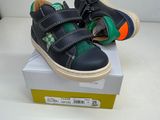 une paire de chaussures qui se trouve sur le dessus d'une boîte
