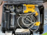un outil dans une boîte à outils, muni d'un cordon et d'une perceuse