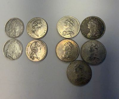 un tas de pièces de monnaie posées sur une table, l'une à côté de l'autre