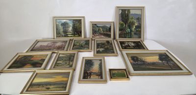 beaucoup de tableaux posés sur la table
