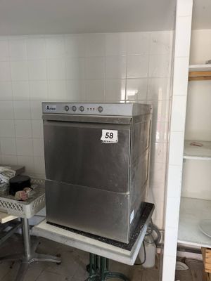 un lave-vaisselle argenté posé sur un support dans une cuisine