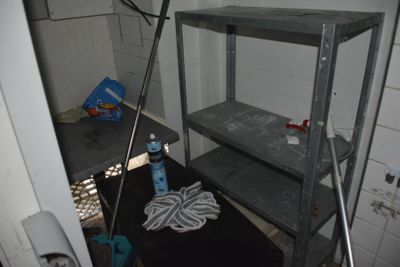 Lot étagère métal, balai, etc, dans la remise, en l'état - Photo 1