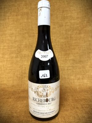 une bouteille de vin posée sur une table