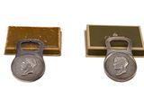 une paire de décapsuleurs en forme de pièces d'argent et d'or, accompagnée d'une boîte de pièces