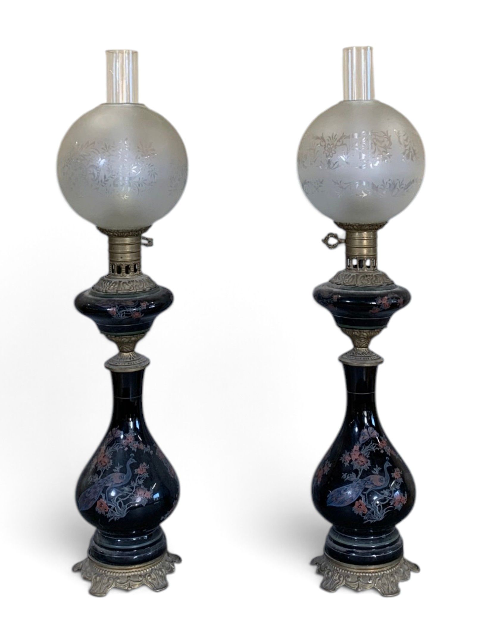 Paire de lampes à pétrole en céramique à décor de volatiles …