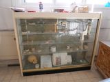 une vitrine contenant de nombreux objets