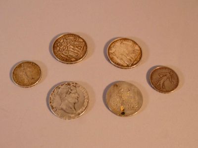 six types de pièces différents posés sur une surface blanche