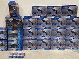 une pile de boîtes bleues et blanches et une télécommande noire et blanche