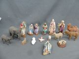 de nombreuses figurines représentant des personnes et des animaux posées sur une table
