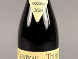 une bouteille de vin posée sur une table