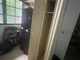une armoire haute au milieu d'une pièce avec une fenêtre