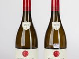deux bouteilles de vin posées l'une à côté de l'autre sur une table