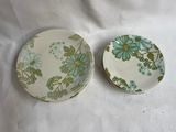 deux assiettes posées sur une table