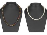 une paire de colliers ornés de perles multicolores, exposés