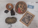 une table en marbre sur laquelle se trouvent une photo, un cadre, un tableau et d'autres objets