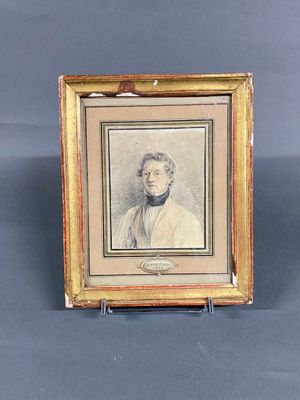 une vieille photo d'un homme en costume-cravate dans un cadre doré