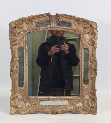 un homme se prenant en photo dans un miroir