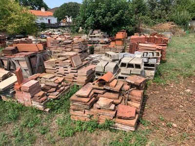 un tas de briques posé par terre à côté d'un camion