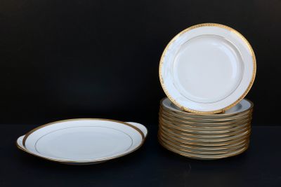 une pile d'assiettes empilées les unes sur les autres sur une table