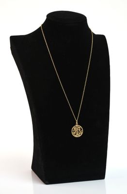 un mannequin noir portant un collier en or